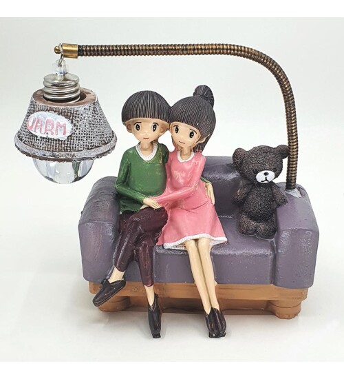 Koltukta Oturan Mutlu Çift Biblo Masa Lambası