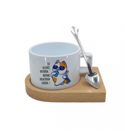 Kişiye Özel İsim ve Söz Baskılı Rahat Kedi Temalı Ahşap Altlıklı Seramik Fincan HK2525